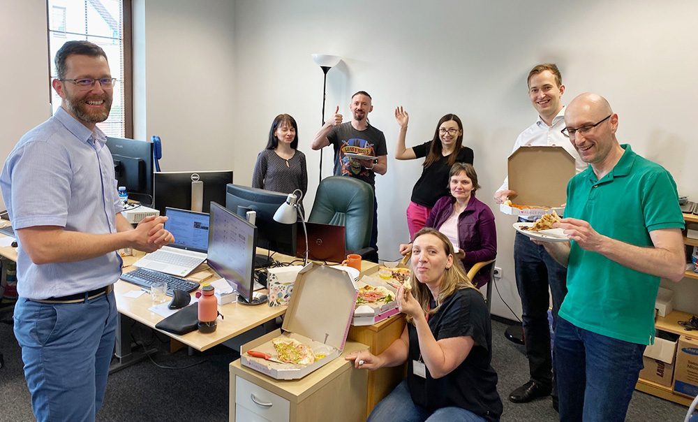 Parm AG:n kehitystiimi juhlii projektin onnistunutta valmistumista.